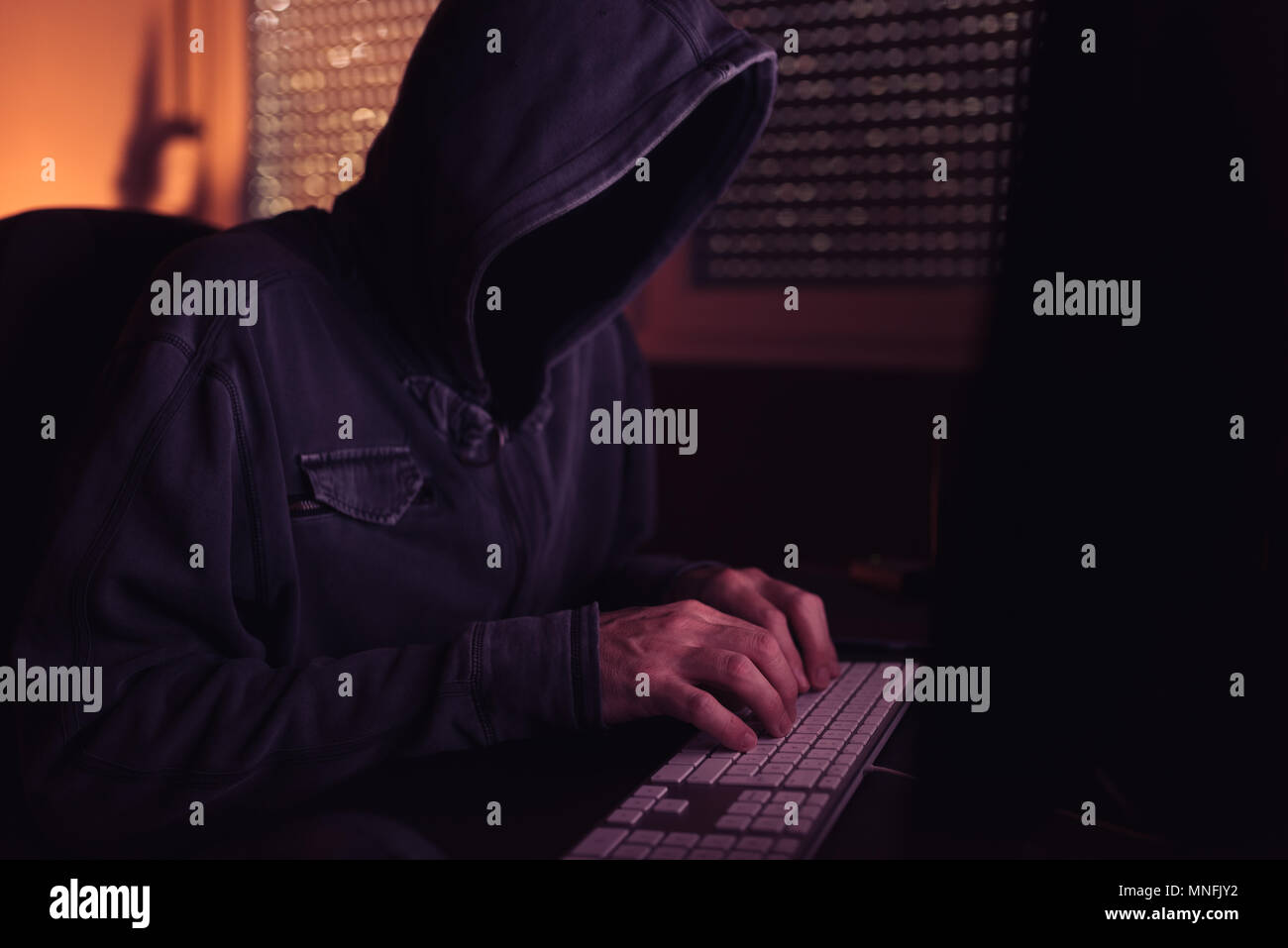Computer hacker Eingabe Tastatur in dunklen Innenraum, Low Key mit selektiven Fokus Stockfoto
