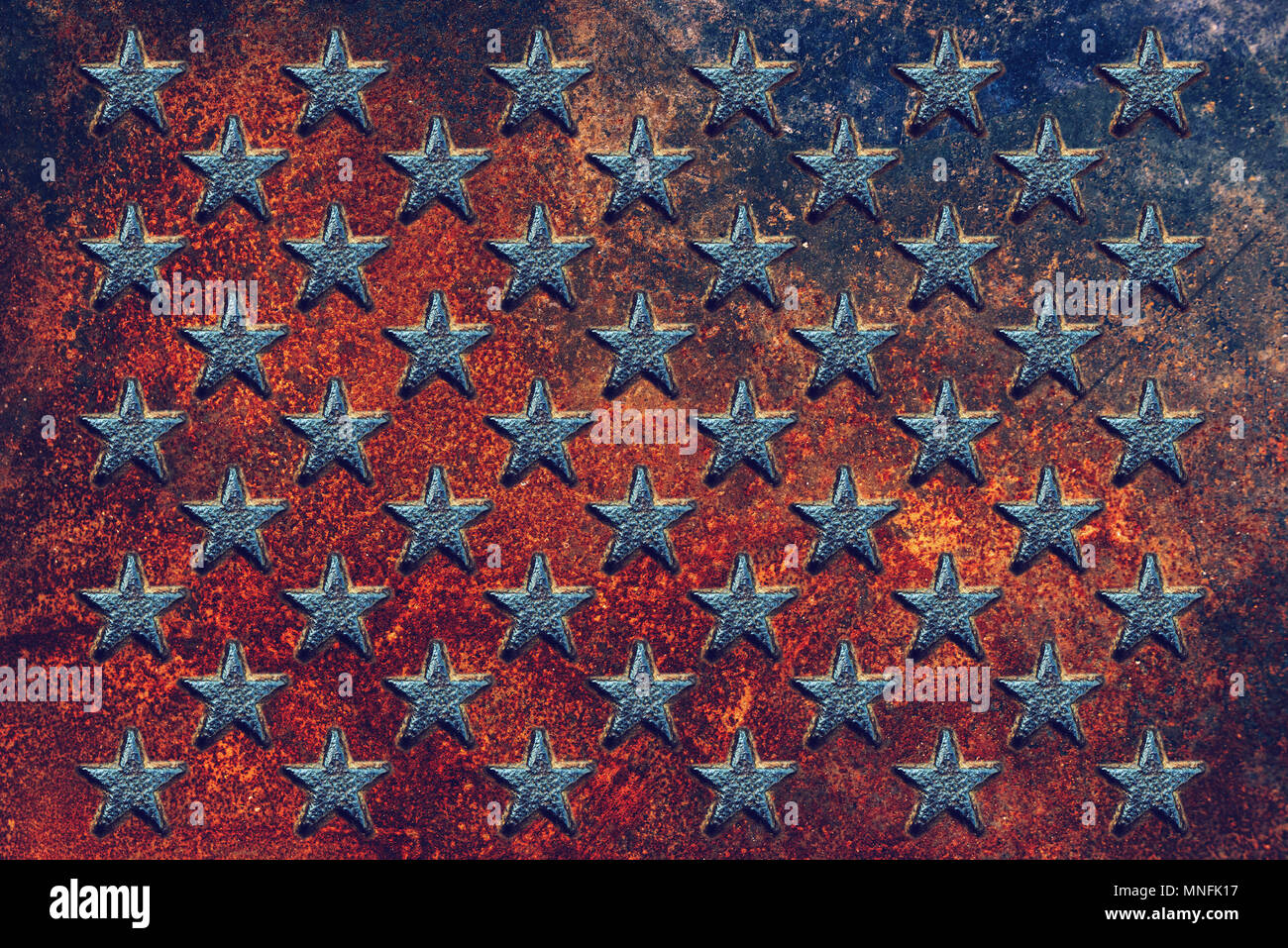 Geprägte USA-Flagge star Formen auf rostiges Metall oberfläche, abgenutzt metallische Textur als Hintergrund Stockfoto