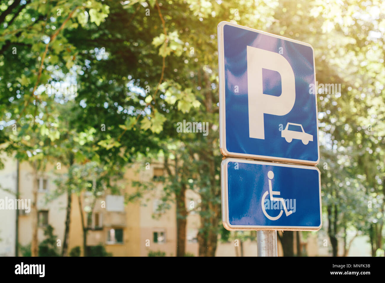 Behinderte Person Parkplatz Schild, reservierte Lose Raum für behinderte Person, selektiver Fokus Stockfoto