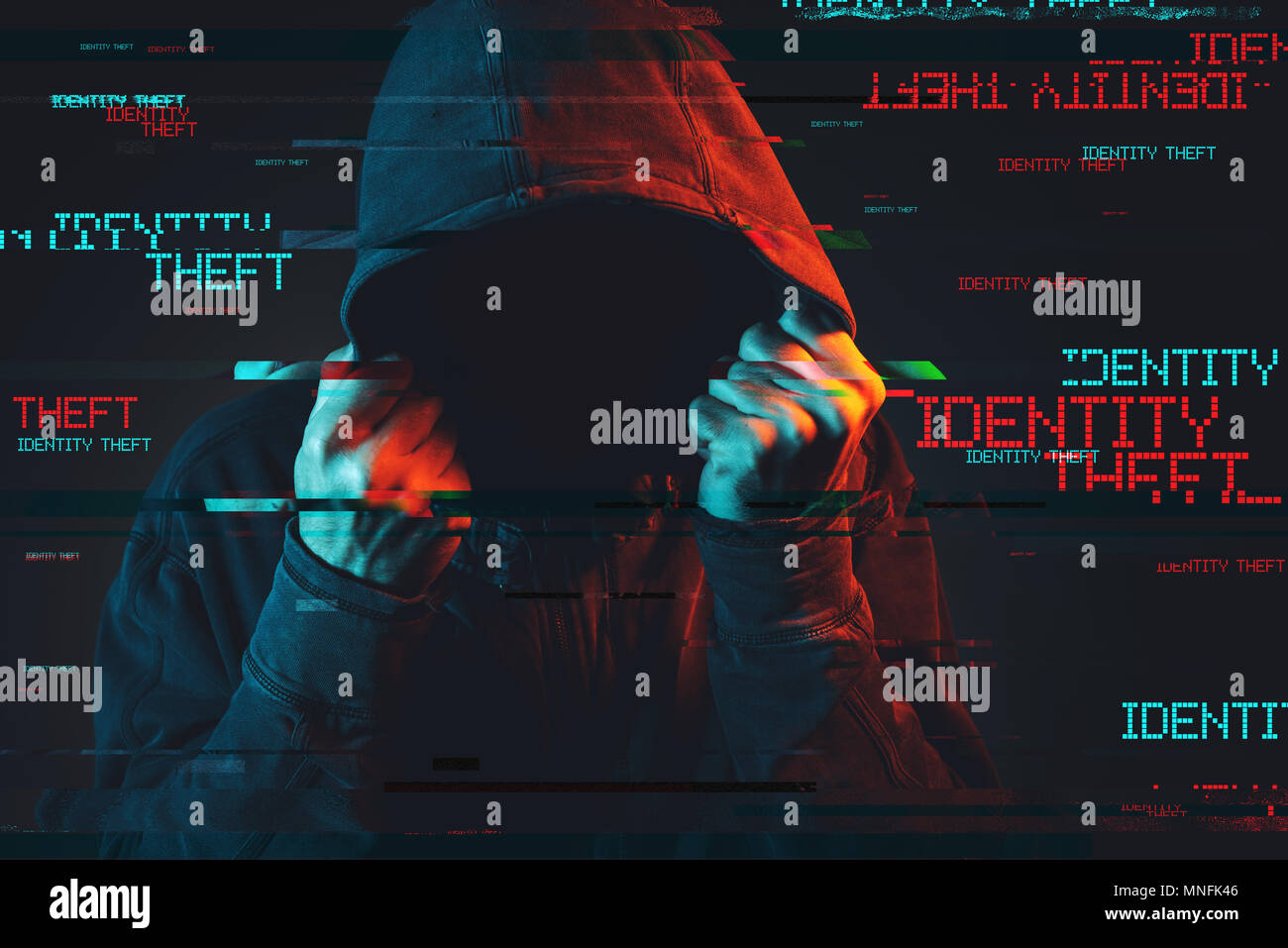 Online-identitätsdiebstahl Konzept mit gesichtslosen Hooded männliche Person, Low Key rot und blau beleuchtete Bild und digitale glitch Wirkung Stockfoto
