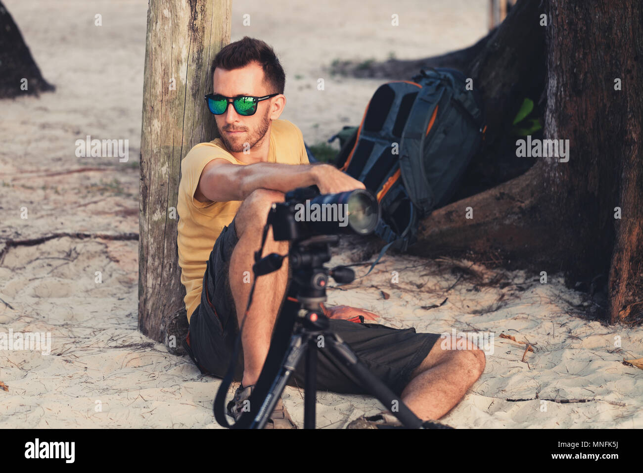 Fotograf Videofilmer foto Ablauf Zeit tropischen Strand. Sommerurlaub und Urlaub Travel Concept Stockfoto