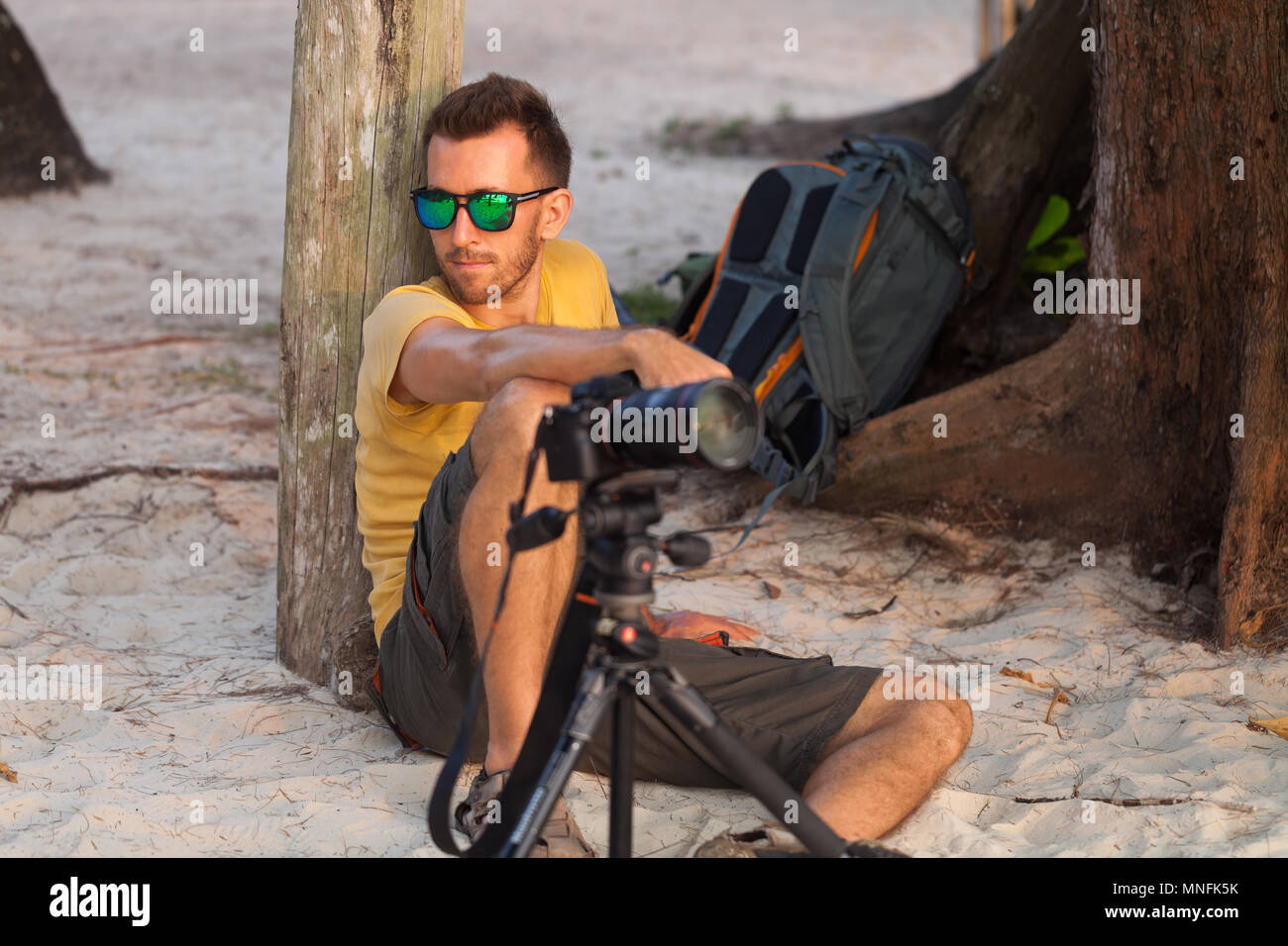 Fotograf Videofilmer foto Ablauf Zeit tropischen Strand. Sommerurlaub und Urlaub Travel Concept Stockfoto