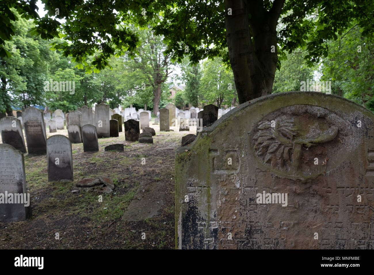 London, Großbritannien. Nahaufnahme Foto von grabsteinen am historischen jüdischen Friedhof von Brady Street, Whitechapel, East London. Stockfoto