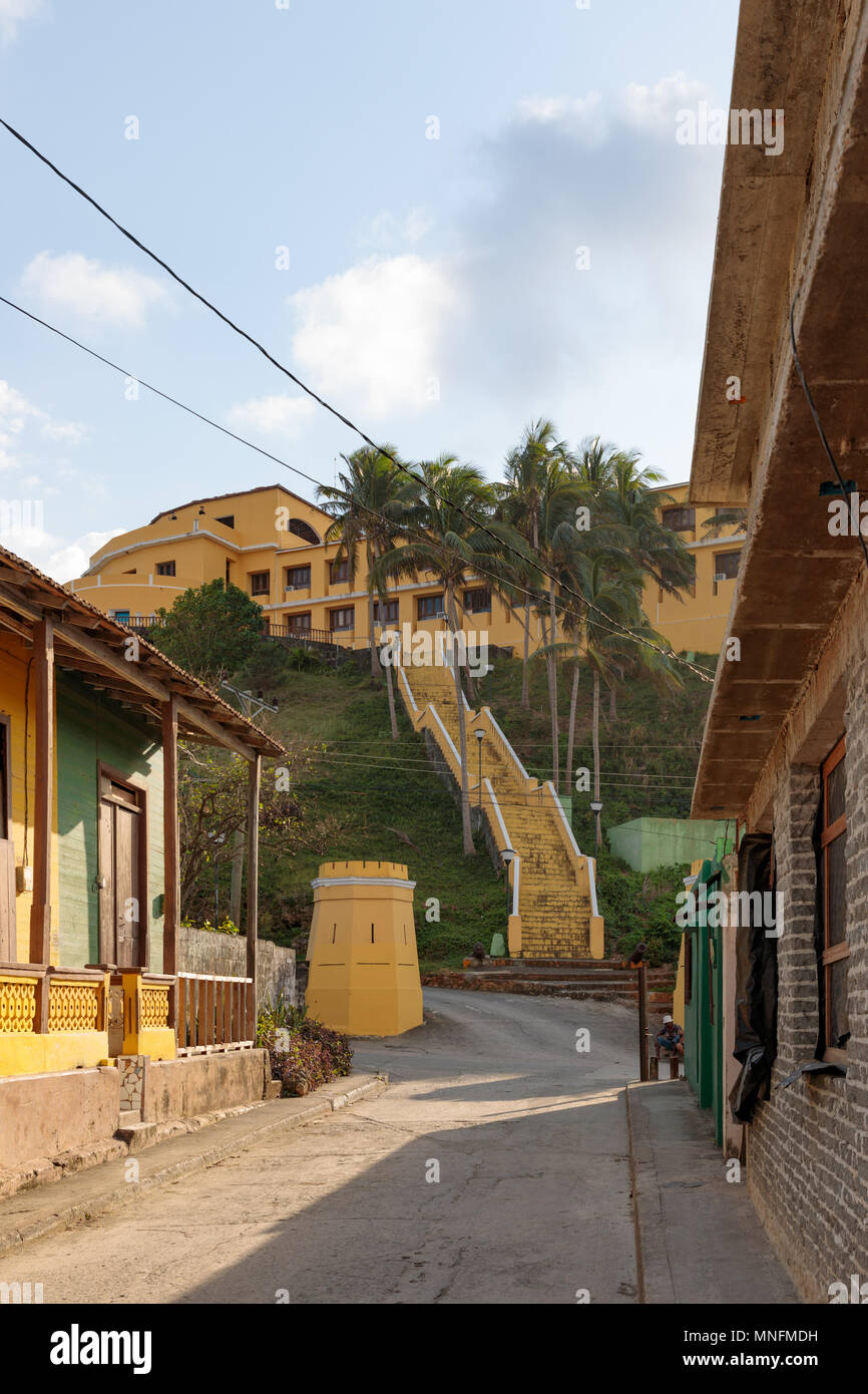 Blick auf die alte Festung mit Treppen auf einem Hügel aus eine Straße in der Altstadt in Baracoa Kuba Stockfoto