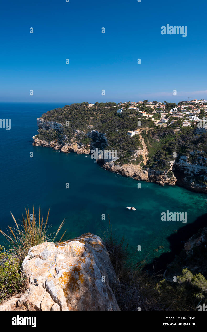 Aussichtspunkt an der Küste von Cap Negre, der perfekte Balkon in Richtung Portixol Beach und Cap Prim, Javea, Alicante, Costa Blanca, Spanien Stockfoto