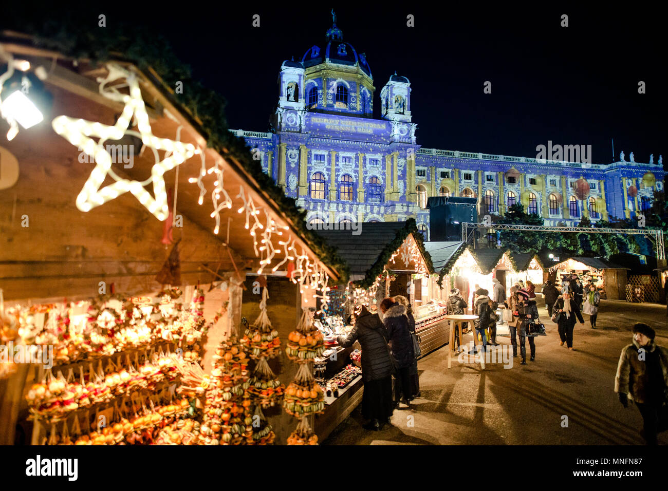 Wien, Österreich - 6. DEZEMBER 2016: Leute, die Maria Theresien Platz  (Platz) Weihnachtsmarkt. Fokus auf der Rückseite Stockfotografie - Alamy