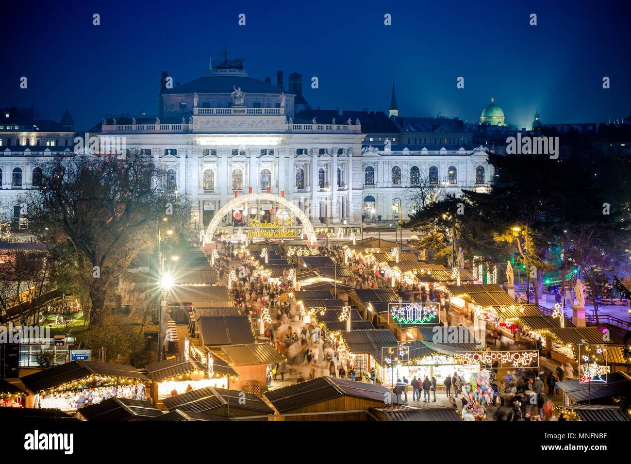 Traditionelle Weihnachtsmarkt in Wien, Österreich. Wichtige Touristenattraktion und der größte Weihnachtsmarkt im Land Stockfoto
