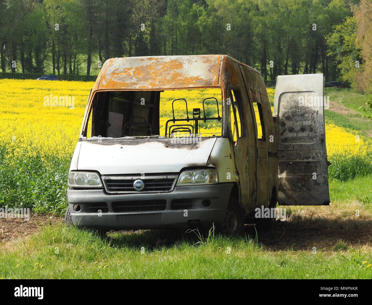 Aus Van Brannte aufgegeben einen Feldweg Stockfoto