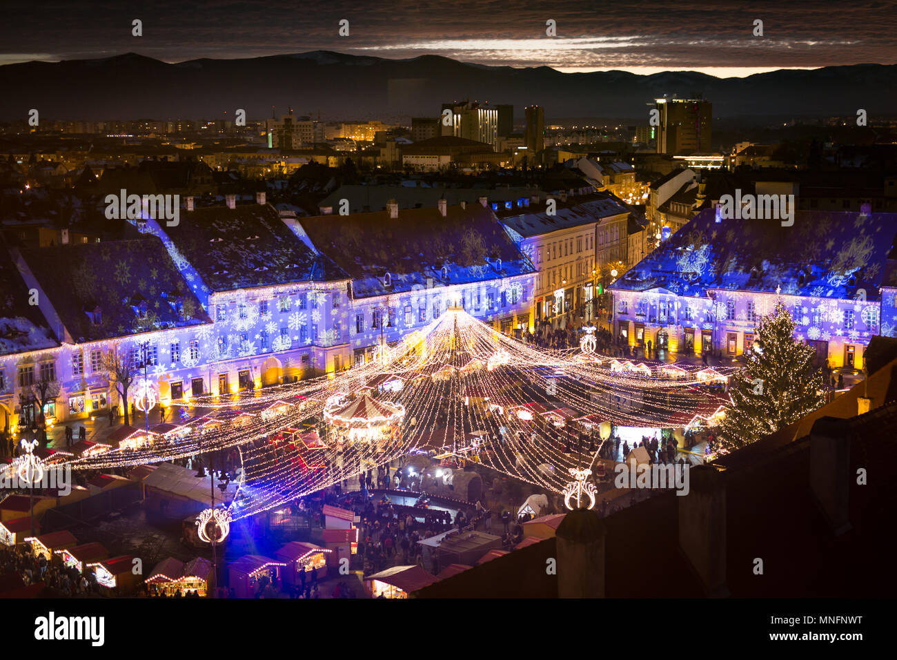 Sibiu Weihnachtsmarkt bei Sonnenuntergang in Siebenbürgen, Rumänien, 2016. HDR-Fotografie Stockfoto