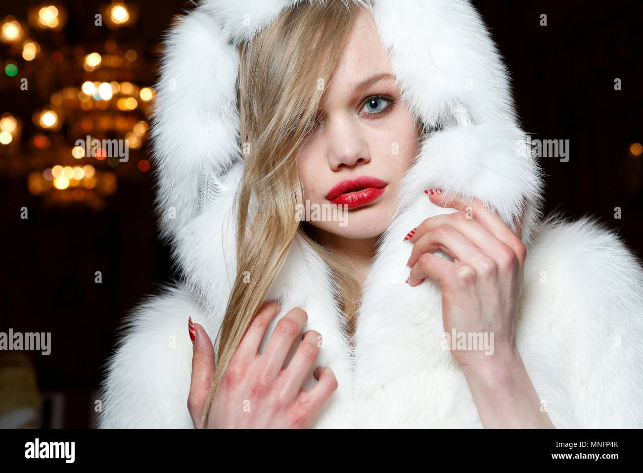 Modell backstage in der Kristian Aadnevik Herbst Winter Fashion Show bei der Londoner Fashion Week AW 2015. Das Royal Horseguards, London. Stockfoto