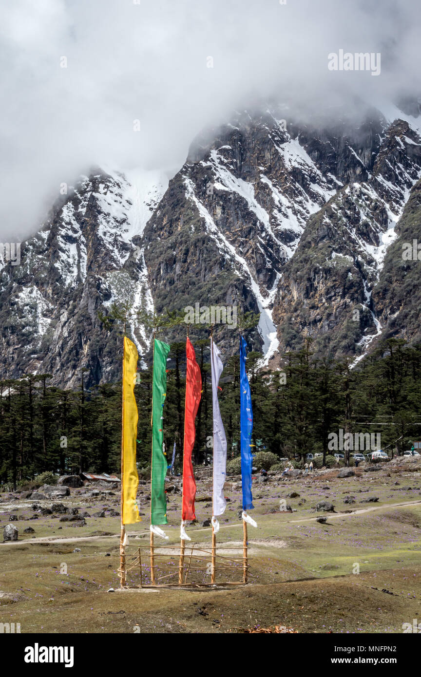 Ein Blick auf die Yumthang Tal auf der himalayan Range mit religiösen flags Flying High, Sikkim, Indien Stockfoto