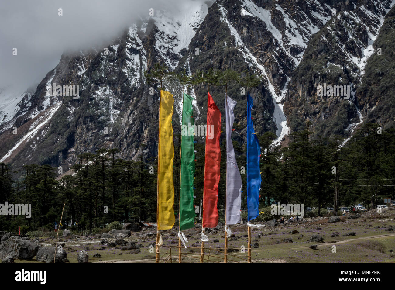 Ein Blick auf die Yumthang Tal auf der himalayan Range mit religiösen flags Flying High, Sikkim, Indien Stockfoto