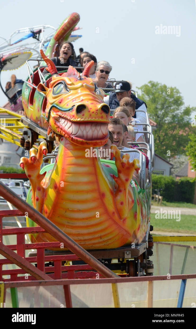 In Sonderborg, Dänemark - 13. Mai 2018: Achterbahn in Dragon Form, kommt hetzen, voll von Personen. Stockfoto