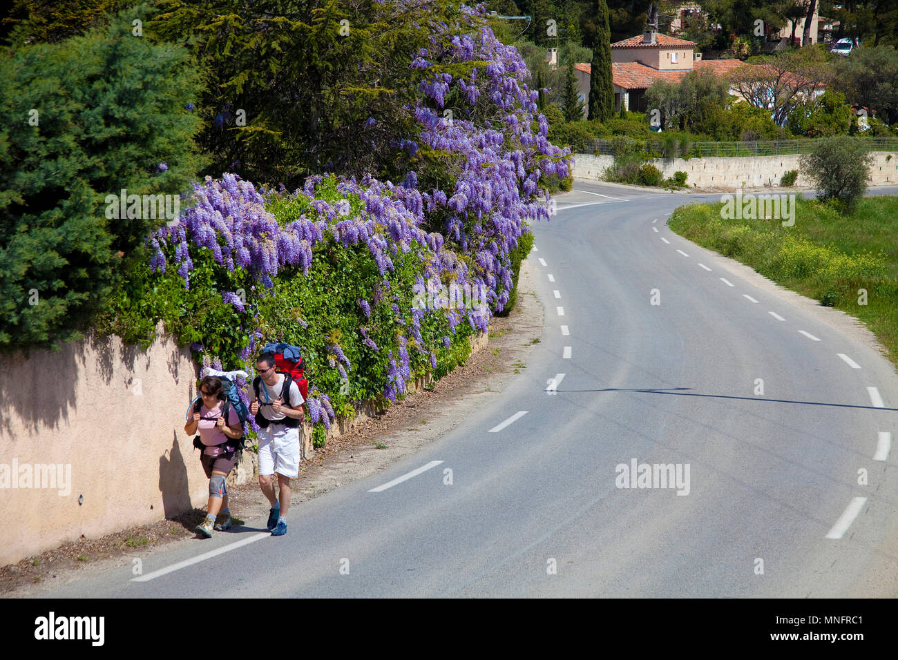 Zwei backpacker Verlassen des Dorfes La Cadiere d'Azur, Départements Var, Provence-Alpes-Côte d'Azur, Südfrankreich, Frankreich, Europa Stockfoto