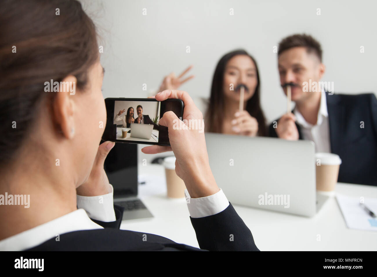 Arbeitnehmer, Bild von Kollegen versuchen, Schnurrbart Zubehör Stockfoto