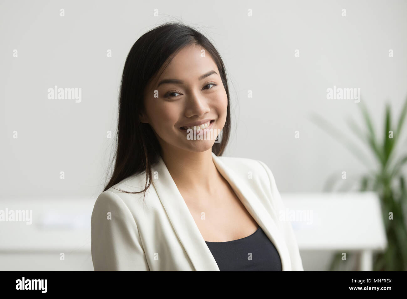 Lächelnd asiatische Arbeiter zu Kamera posieren Stockfoto