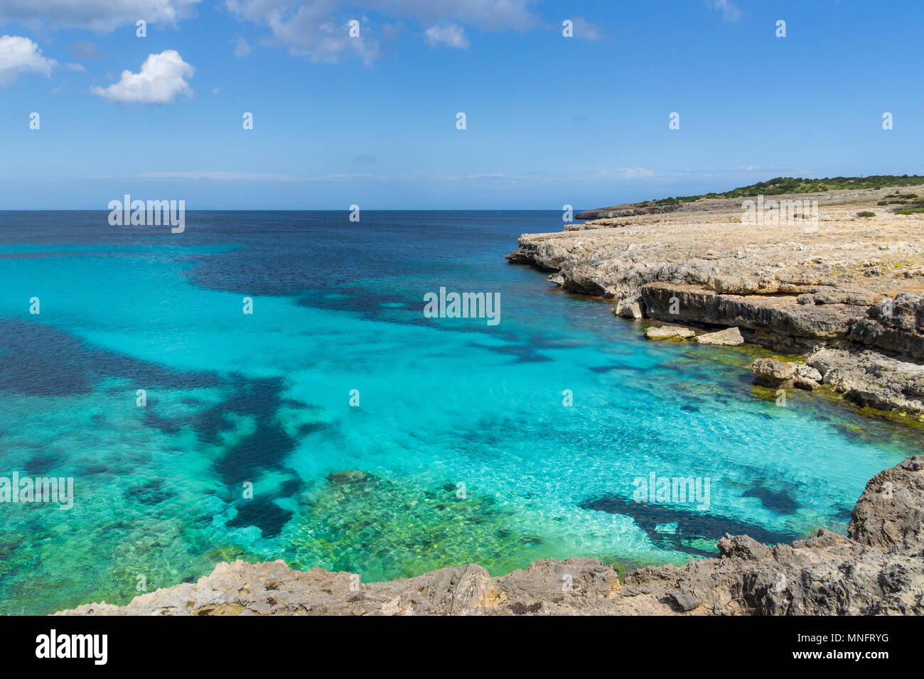 Mallorca, kleines Paradies perfekte blaue Wasser in der Bucht an der felsigen Küste Stockfoto