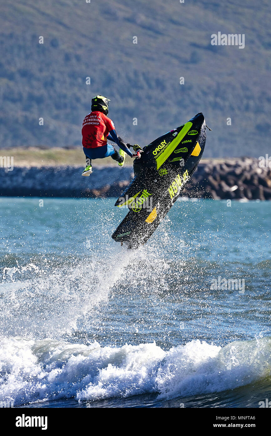 Professionelle Jet ski Riders konkurrieren auf dem IFWA World Tour Jet Ski-WM. Die Teilnehmer führen Tricks für Richter in den Wellen. Freeride World Ch Stockfoto