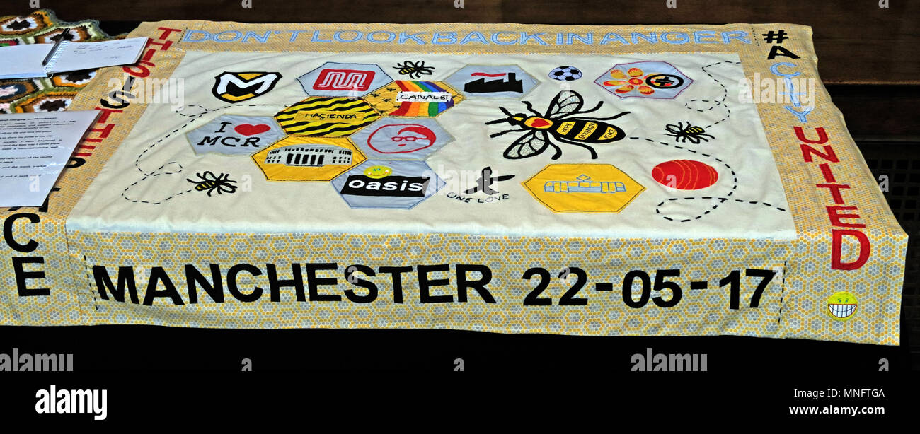 Manchester Arena Bombardierung 22/05/2017 Memorial Stoff aus der Kathedrale von Manchester Stockfoto