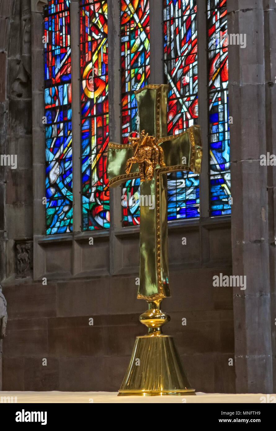 Messing Kreuz auf dem Altar der Kathedrale von Manchester, Lancashire, England, Großbritannien Stockfoto