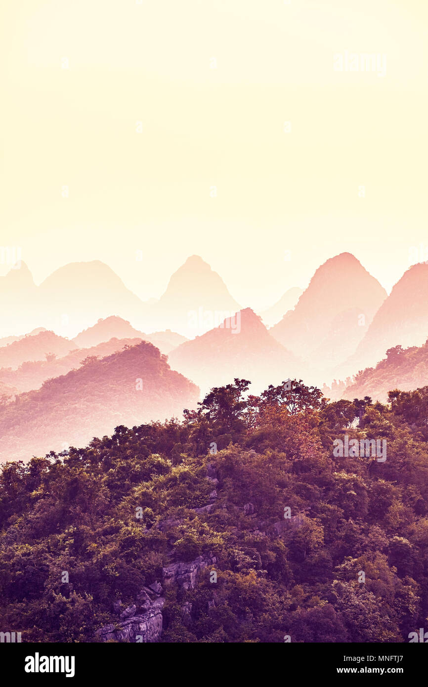 Sonnenuntergang über Karstgebirge in Guilin, China, einem der beliebtesten Reiseziele. Farbe getonte Bild. Stockfoto