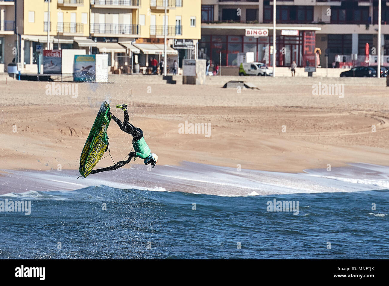 Professionelle Jet ski Riders konkurrieren auf dem IFWA World Tour Jet Ski-WM. Die Teilnehmer führen Tricks für Richter in den Wellen. Freeride World Ch Stockfoto