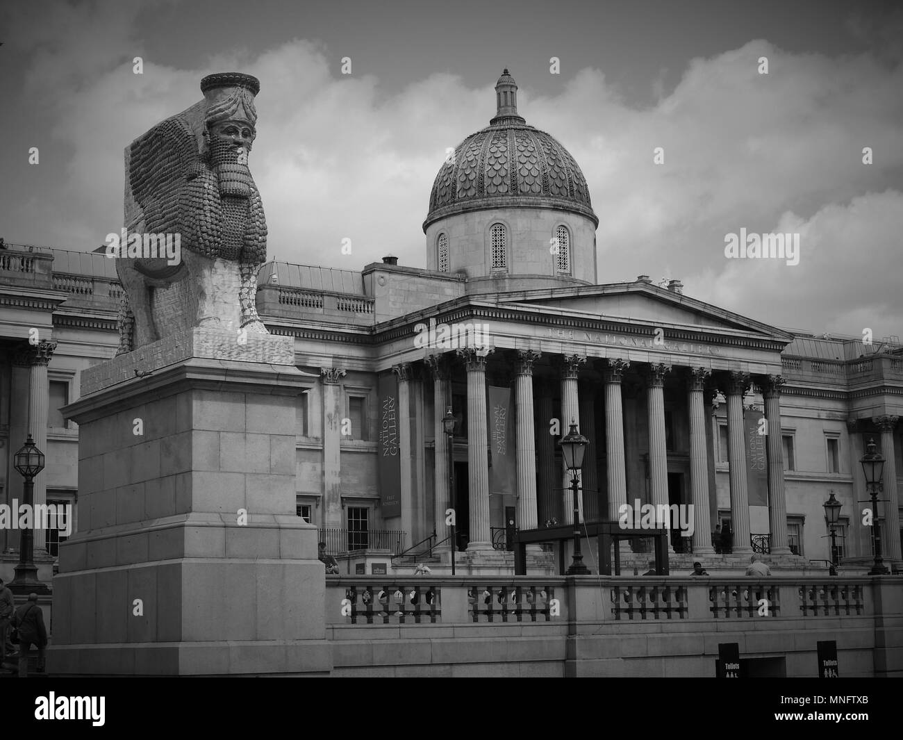 LONDON - 10. MAI 2018: (Bild digital geändert werden monochrom) Fourth Plinth an einem sonnigen Tag auf dem Trafalgar Square der unsichtbare Feind sollte nicht vorhanden Stockfoto
