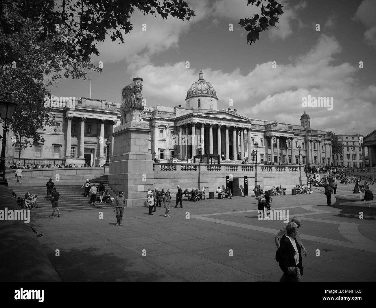 LONDON - 10. MAI 2018: (Bild digital geändert werden monochrom) Fourth Plinth an einem sonnigen Tag auf dem Trafalgar Square der unsichtbare Feind sollte nicht vorhanden Stockfoto