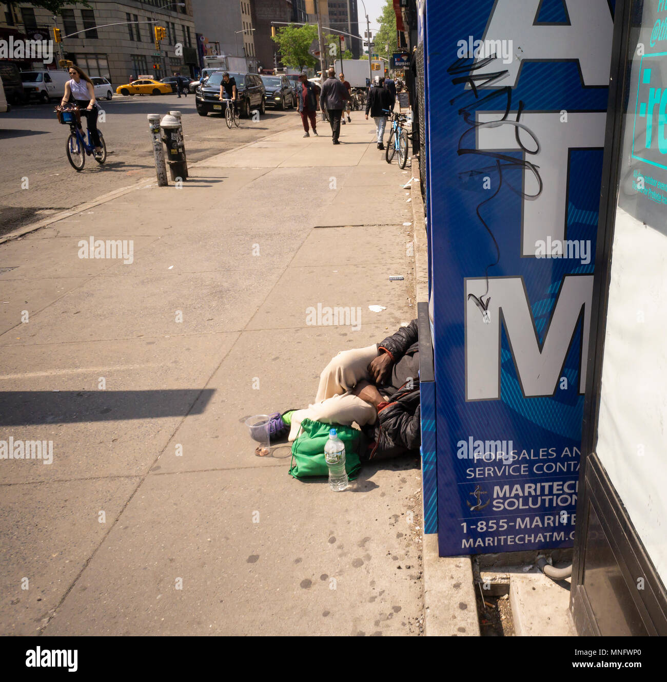 Obdachlose einzelnen schläft in Midtown Manhattan in New York am Dienstag, 15. Mai 2018. (Â© Richard B. Levine) Stockfoto