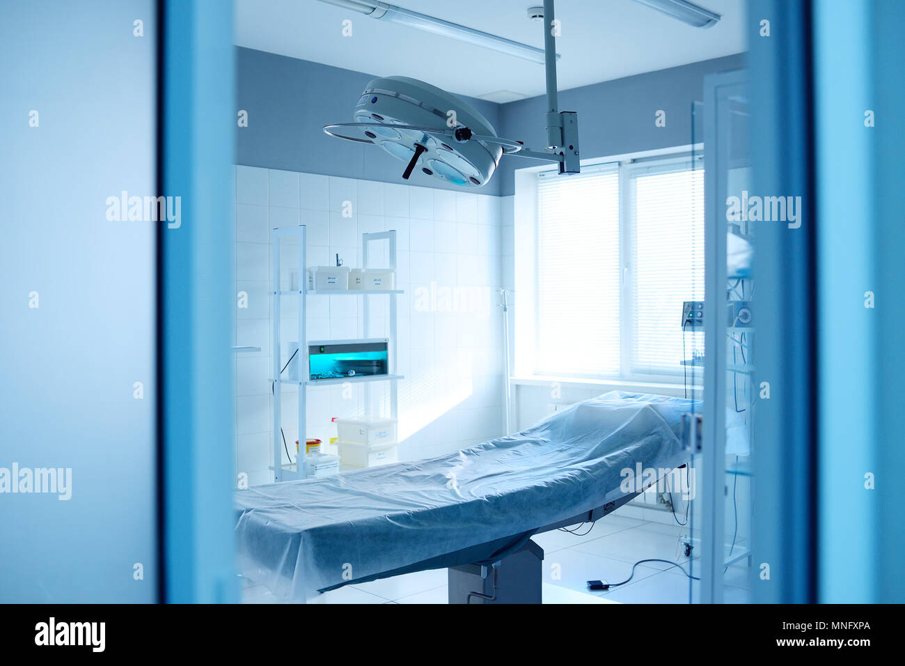 Op und OP-Lampe in einer modernen Klinik Stockfoto