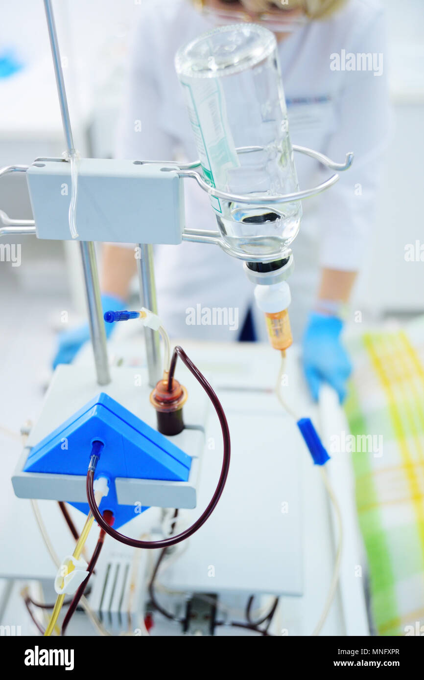 Apparate für die Bluttransfusion auf dem Hintergrund der Klinik. Stockfoto