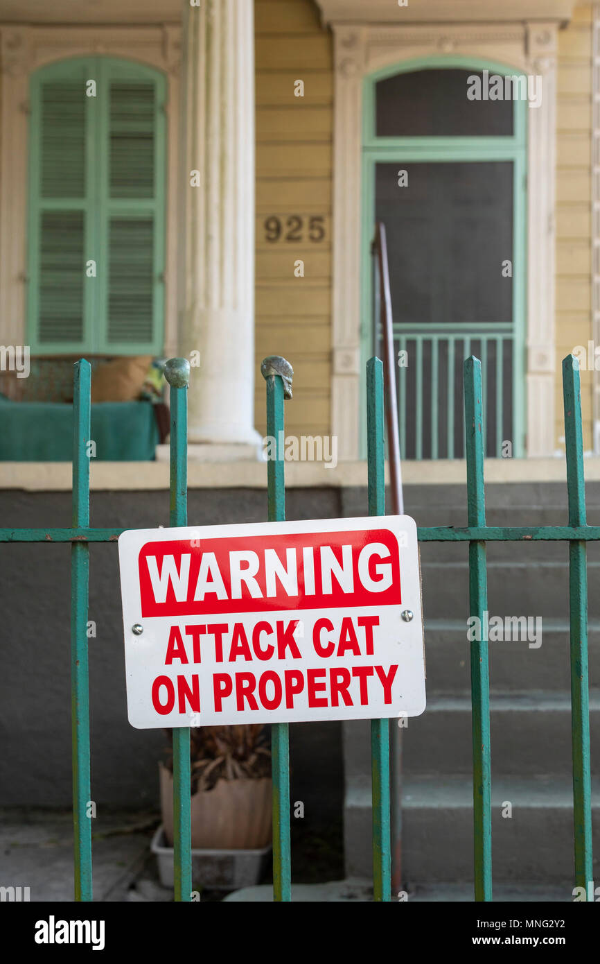 New Orleans, Louisiana - ein Zeichen an einem Haus warnt vor einem Angriff Katze. Stockfoto