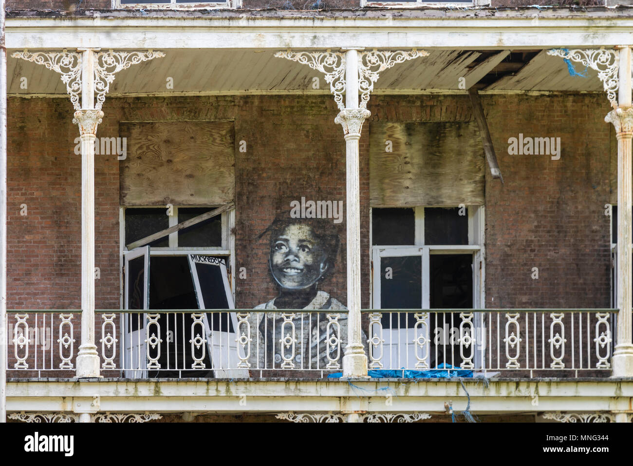 New Orleans, Louisiana - Die alte Schule, die dem Heiligen Kreuz frei Seit dem Hurrikan Katrina beschädigt wurde. Stockfoto
