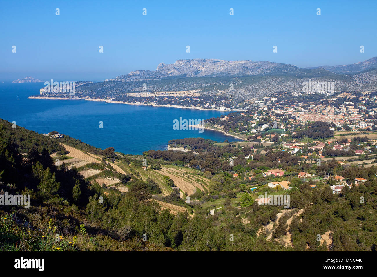 Blick von der Corniche des Crêtes an der Küste und das Dorf Cassis, Bouches-du-Rhône, Côte d'Azur, Südfrankreich, Frankreich, Europa Stockfoto