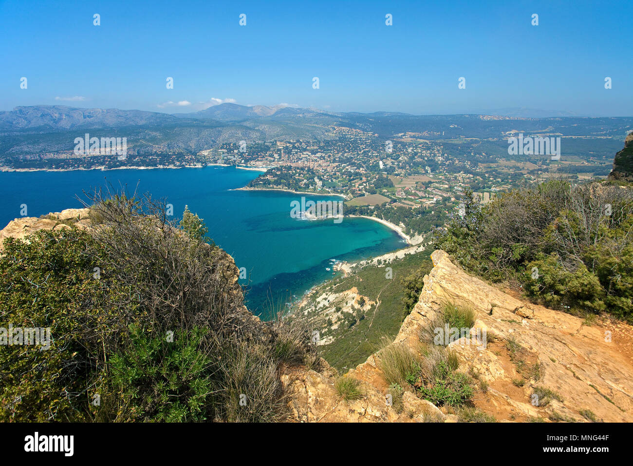 Blick von der Corniche des Crêtes an der Küste und das Dorf Cassis, Bouches-du-Rhône, Côte d'Azur, Südfrankreich, Frankreich, Europa Stockfoto