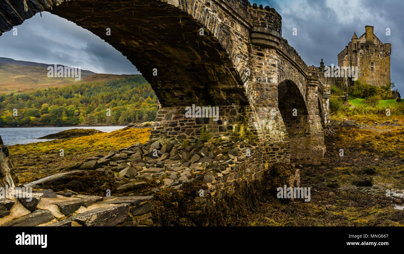 Der einzige Nachteil am Eileen Donan Castle moat war es trocken ging bei Ebbe. Wenn Sie also nicht in Eile zu erobern, warten Sie einige Stunden waren! Stockfoto