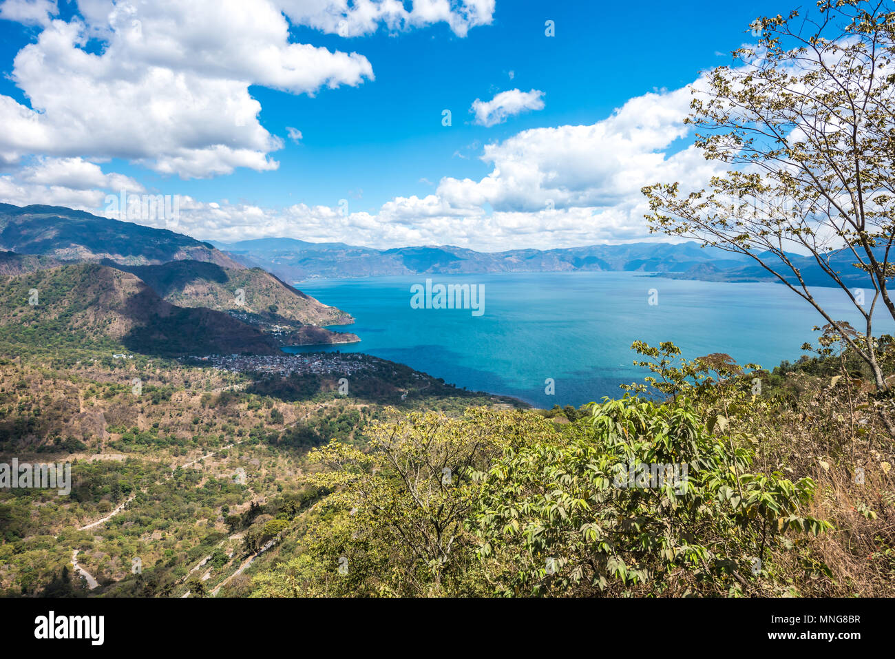 Aussichtspunkt am Atitlan See - Blick auf die kleinen Dörfer San Marcos, Guatemala und San Marcos an der See im Hochland von Guatemala Stockfoto