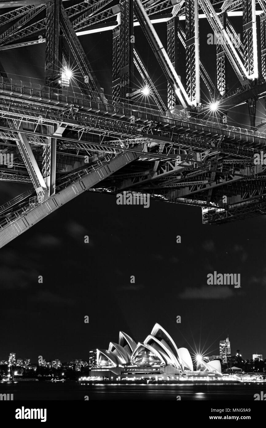 Harbour Bridge und Opera House, Sydney, Australien. Fotografiert im Porträt, schwarz und weiß bei Nacht mit einer Langzeitbelichtung. Stockfoto