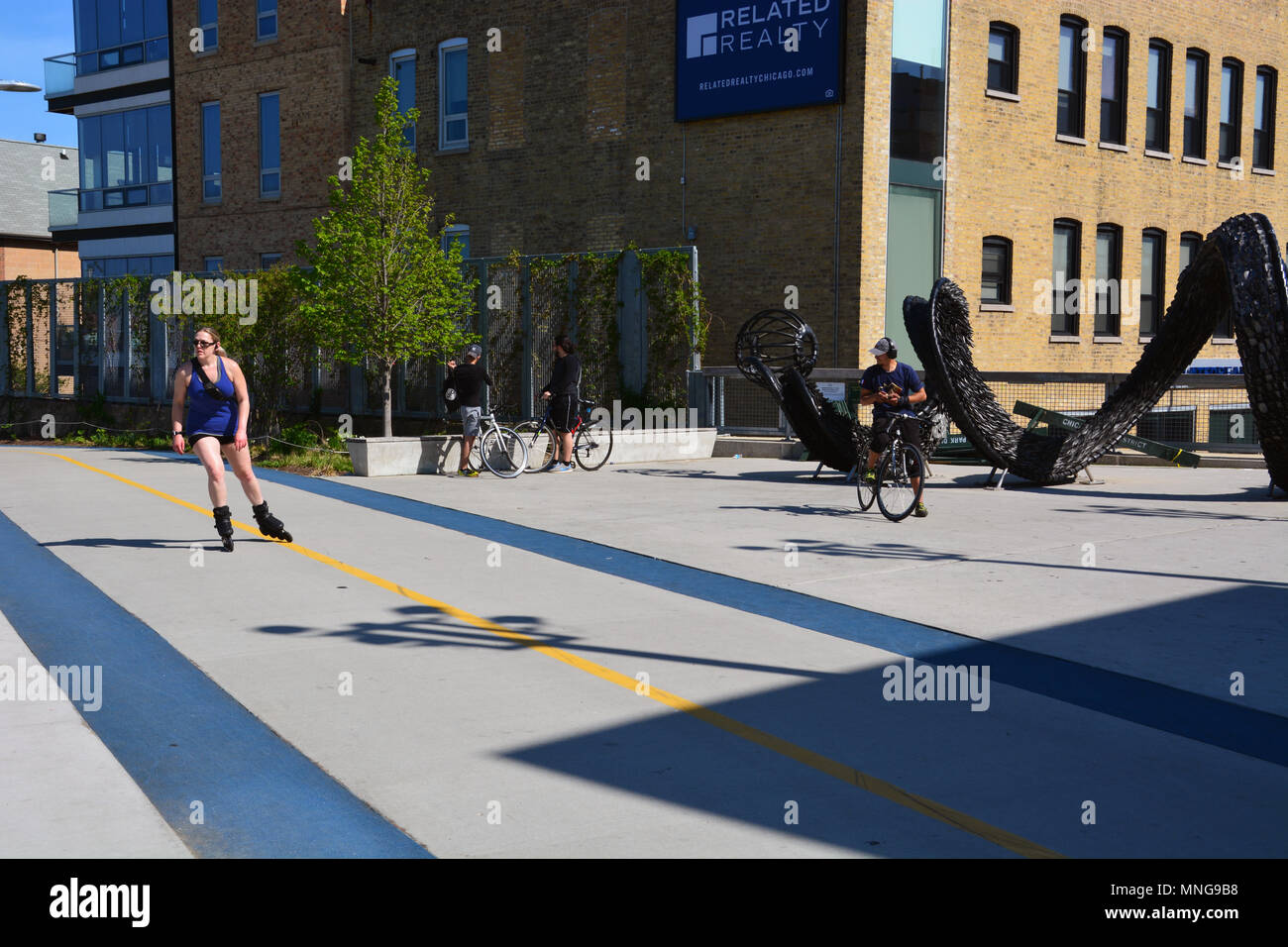 Die Damen Ave Plaza auf der 606 Trail, einem umgebauten erhöhten Güterzug Line bietet eine einzigartige Umgebung Laufen und Radfahren Pfad Stockfoto