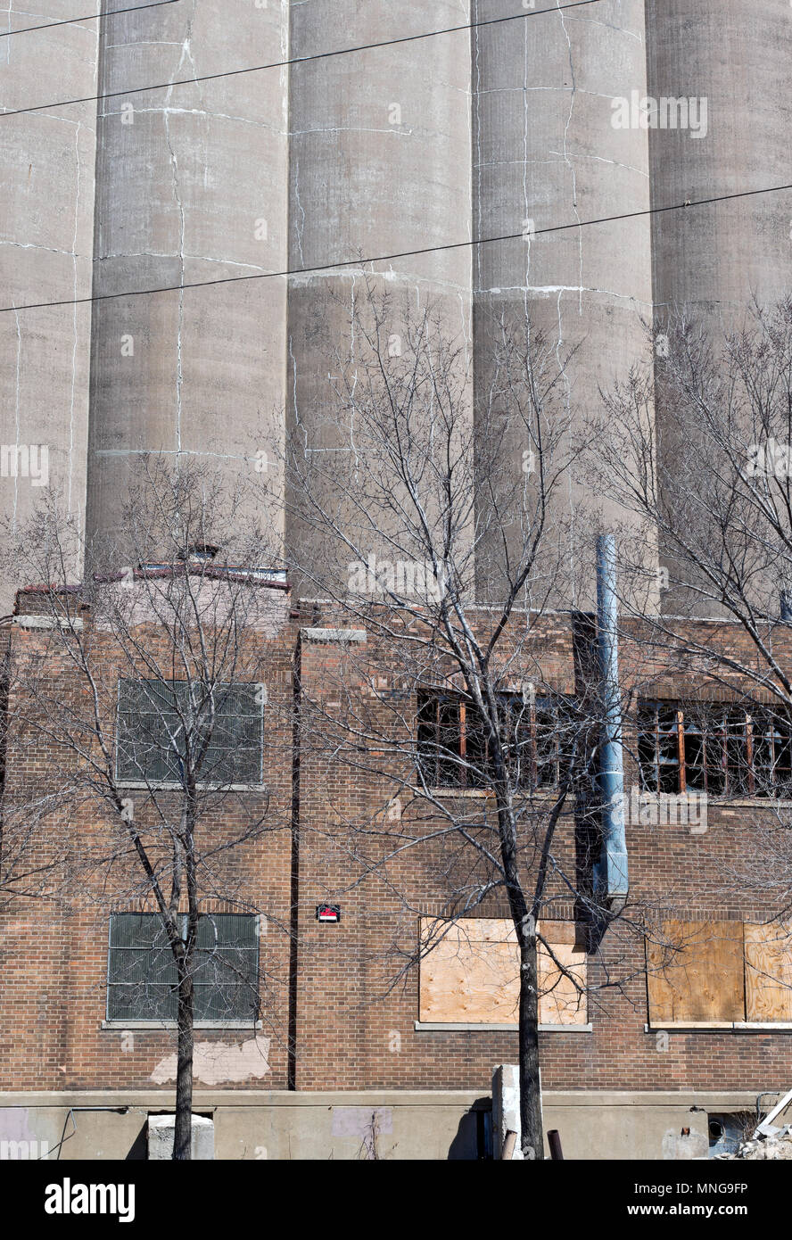 Lagerung von Getreide Silos und verfallene Gebäude in Minneapolis Minnesota Hennepin County Stockfoto