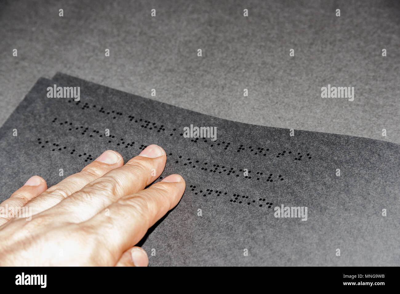 Blick von oben auf die Hand eines blinden Menschen das Lesen eines Buches in Braille Alphabet für blinde Menschen geschrieben. Kopieren. Istanbul, Türkei. vom 10. Februar 2017 Stockfoto