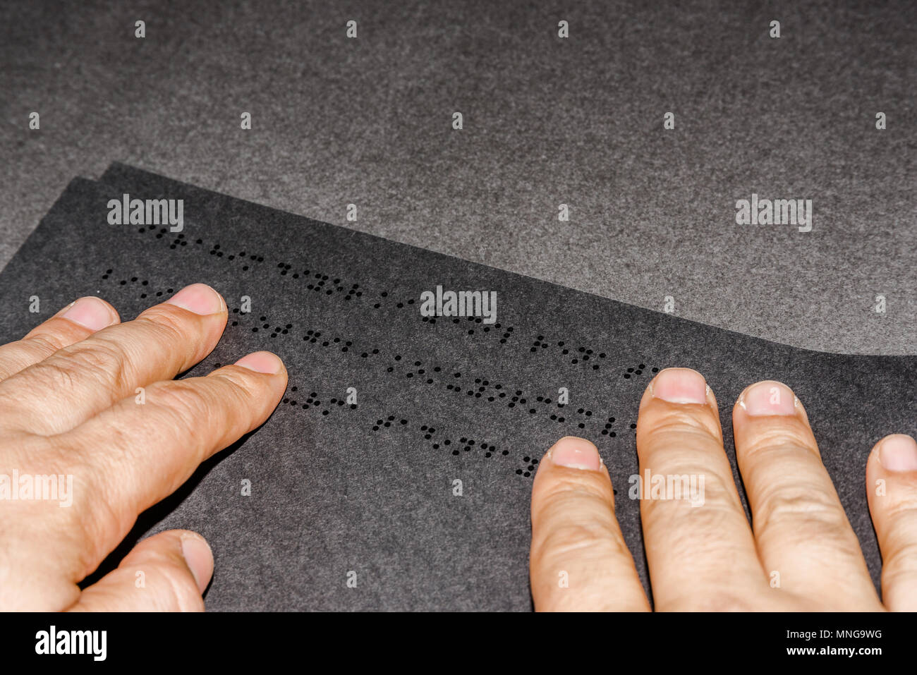 Blick von oben auf die Hand eines blinden Menschen das Lesen eines Buches in Braille Alphabet für blinde Menschen geschrieben. Kopieren. Istanbul, Türkei. vom 10. Februar 2017 Stockfoto