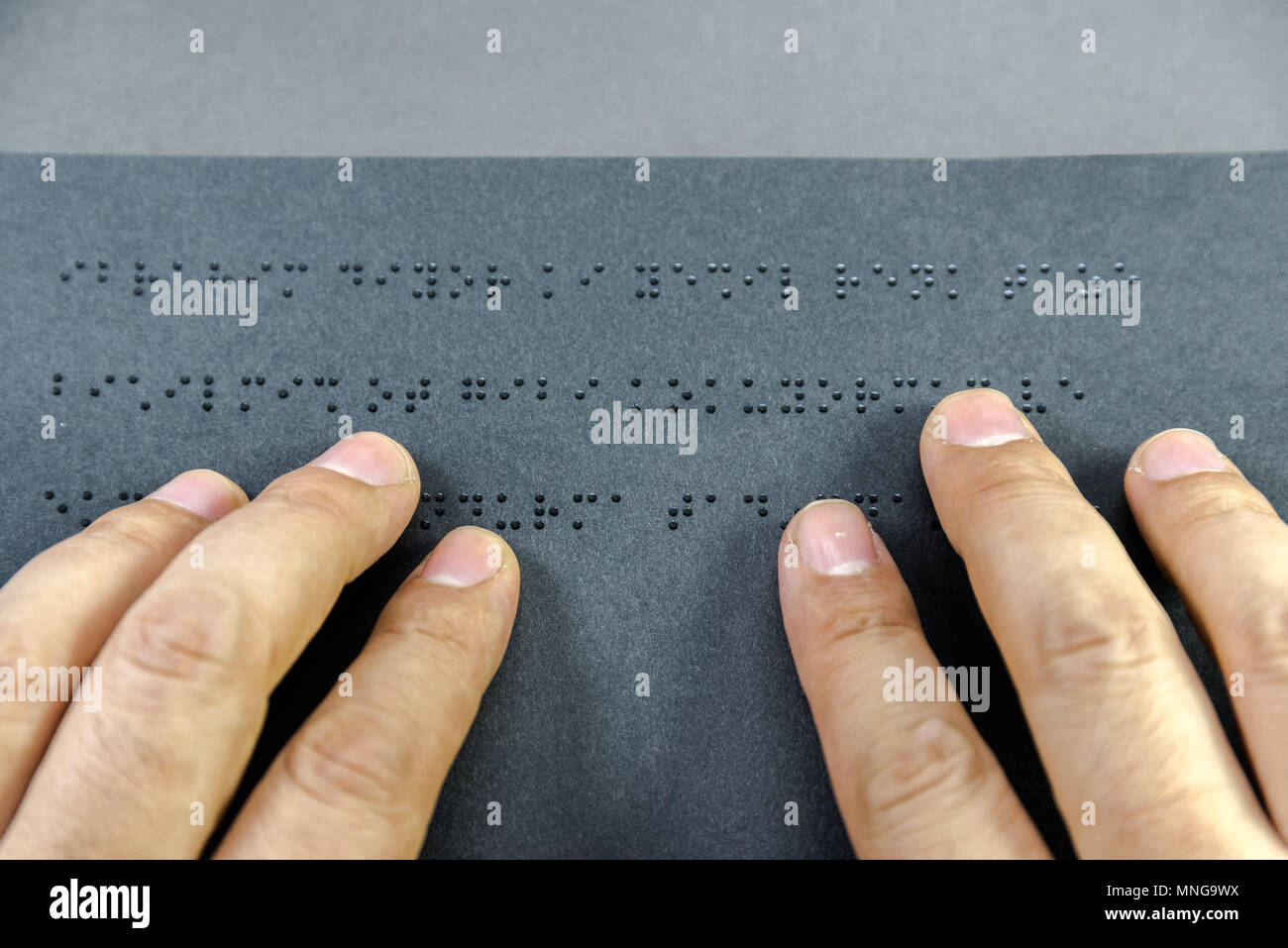 Blick von oben auf die Hand eines blinden Menschen das Lesen eines Buches in Braille Alphabet für blinde Menschen geschrieben. Kopieren. Istanbul, Türkei. vom 10. Februar 2017 Stockfoto