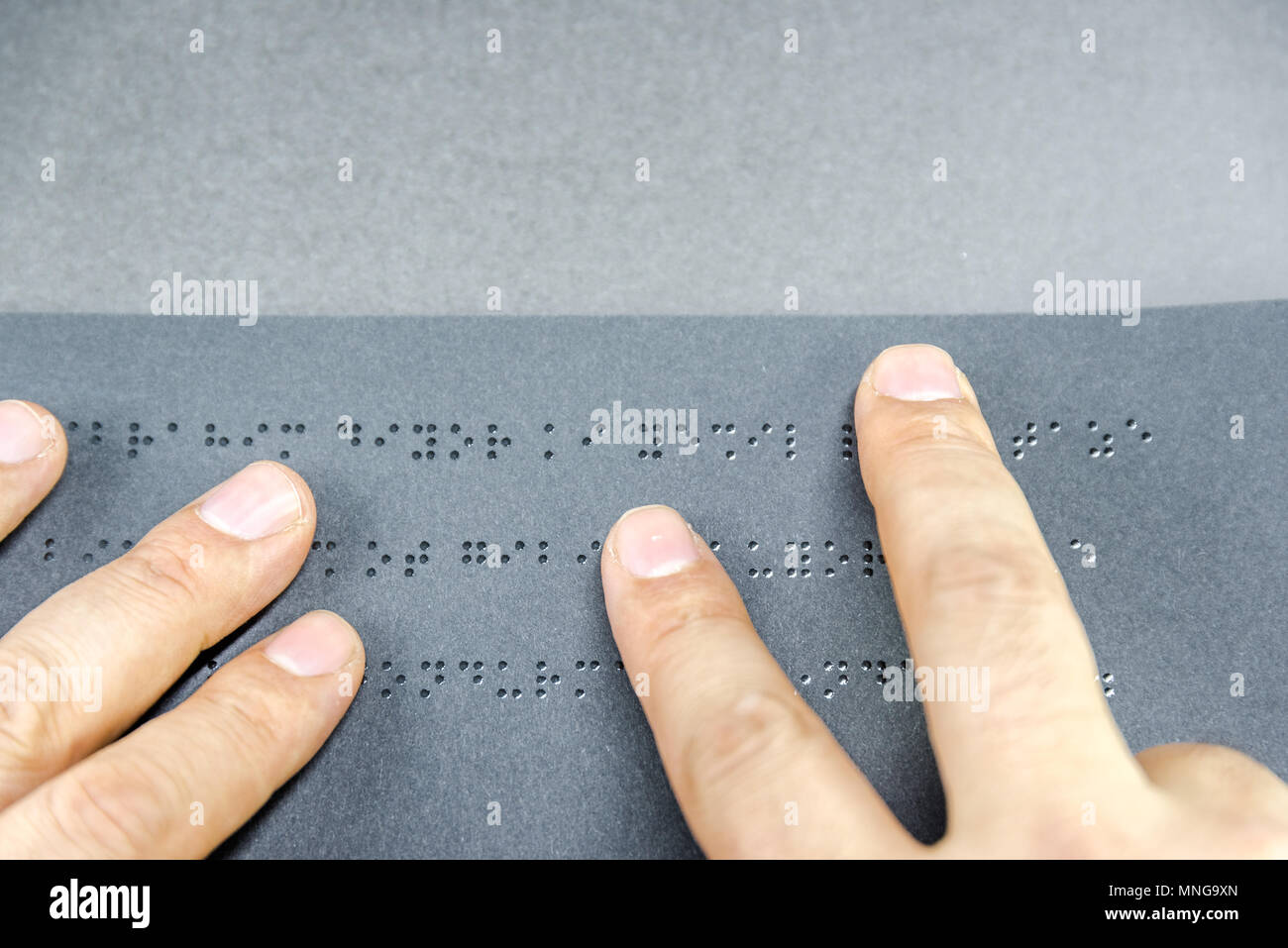 Blick von oben auf die Hand eines blinden Menschen das Lesen eines Buches in Braille Alphabet für blinde Menschen geschrieben. Kopieren. Istanbul, Türkei. vom 10. Februar 2017 Stockfoto