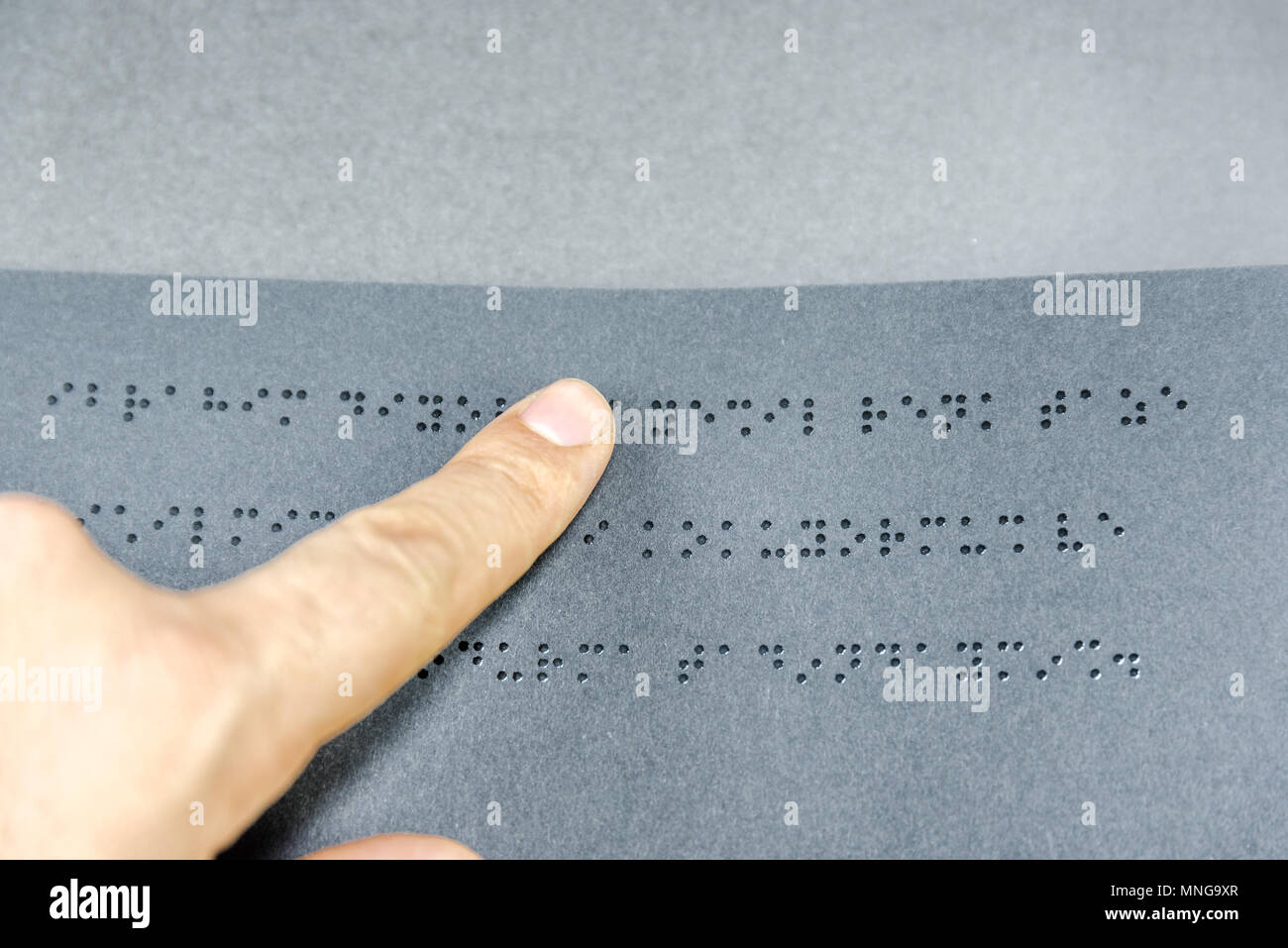 Blick von oben auf die Hand eines blinden Menschen das Lesen eines Buches in Braille Alphabet für blinde Menschen geschrieben. Kopieren. Istanbul, Türkei. vom 10. Februar 2017 Stockfoto