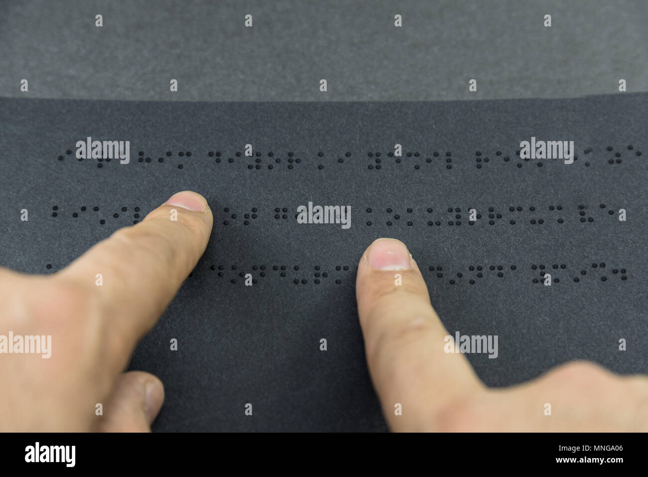 Blick von oben auf die Hand eines blinden Menschen das Lesen eines Buches in Braille Alphabet für blinde Menschen geschrieben. Kopieren. Istanbul, Türkei. vom 10. Februar 2017 Stockfoto