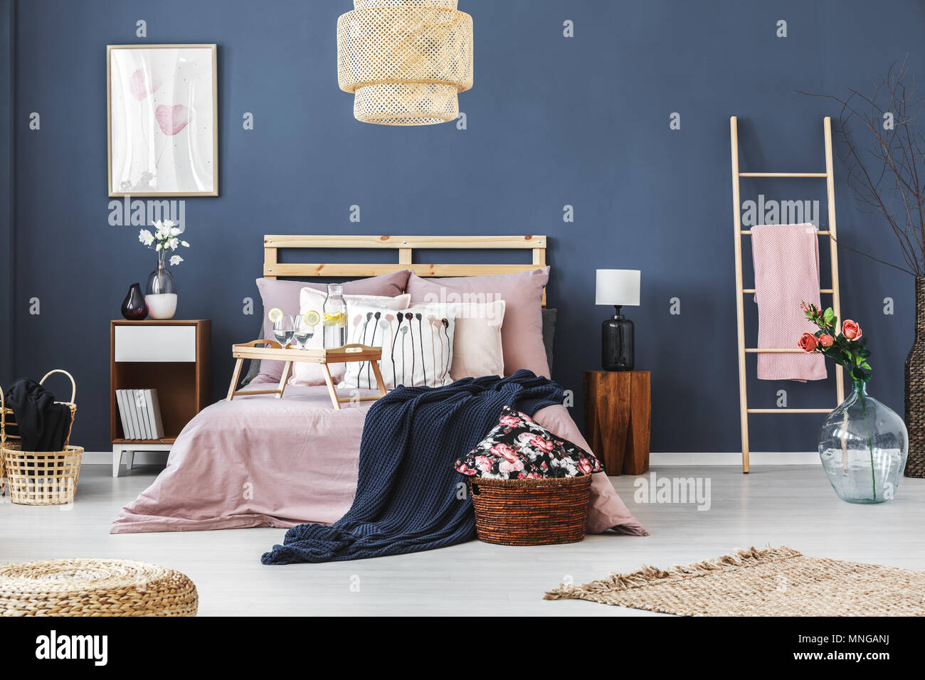 Gemütliche komplett Schlafzimmer mit Blumenmotiv Dekorationen eingerichtet Stockfoto