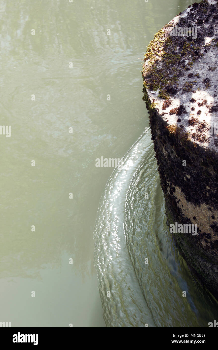 Schnell fließendem Wasser rings um einen Wehr Pfeiler mit der Wehre Lane Oxford Stockfoto
