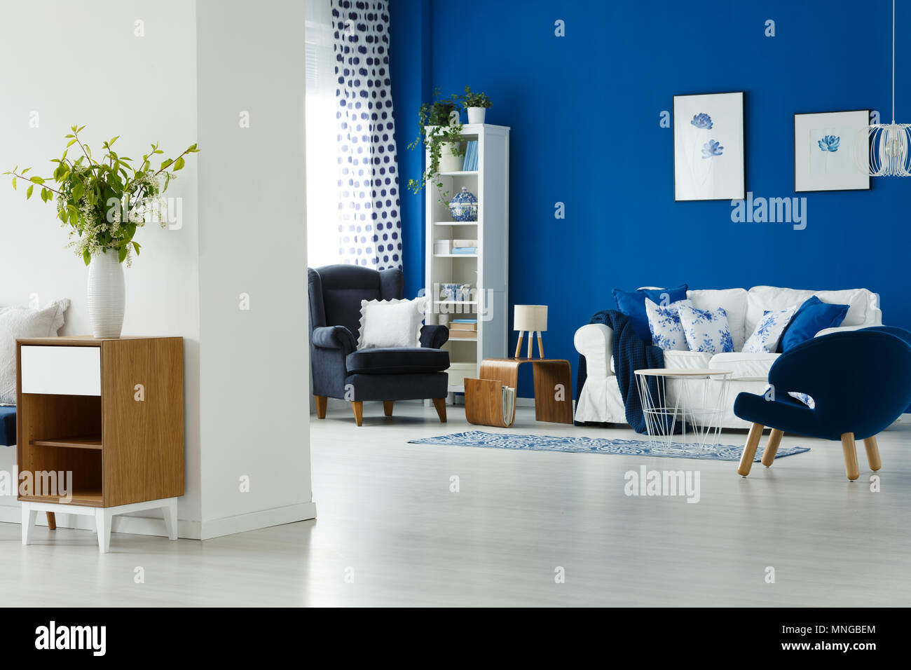 Gemütliche blaue und weiße Wohnzimmer Innenraum Stockfoto