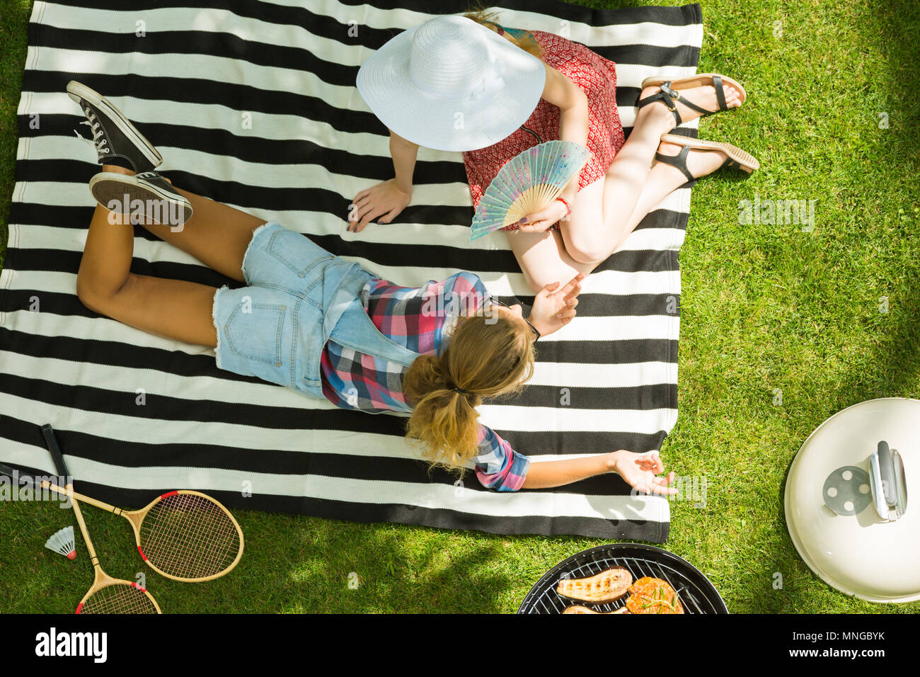 Frauen liegen auf Vertrag während Barbecue Party Stockfoto